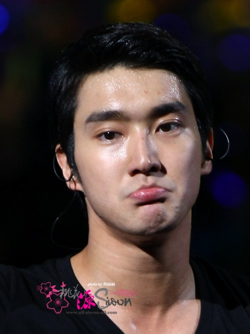 Biểu diễn mệt quá, Siwon bĩu môi phản kháng. Biểu diễn mệt quá, Siwon bĩu môi phản kháng.