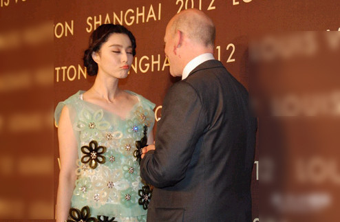 Ngay lúc bắt tay với khách tây Phạm Băng Băng cũng có hành động rất trẻ con. Ngay lúc bắt tay với khách tây Phạm Băng Băng cũng có hành động rất trẻ con.