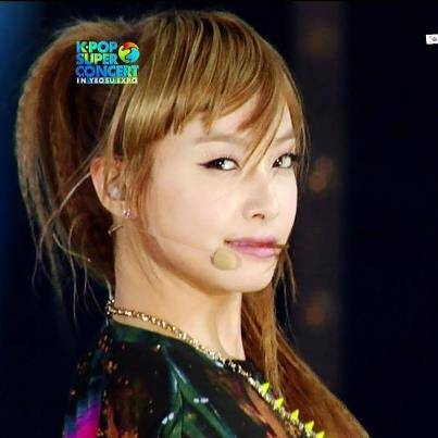 Lúc biểu diễn, tranh thủ liếc mắt một tí. Lúc biểu diễn, tranh thủ liếc mắt một tí.