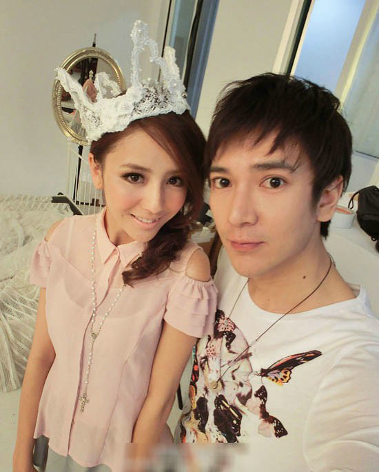 Chụp từ trên cao càng khoe được sọc mũi thẳng, đôi mắt to và cằm nhọn cuốn hút.