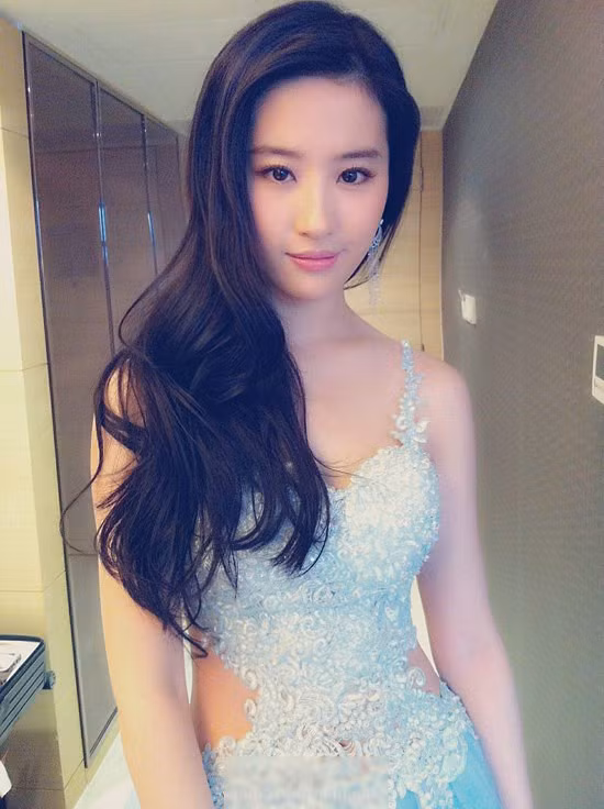 Góc ảnh tự nhiên, không quá chuyên nghiệp nhưng vẫn toát lên được vẻ đẹp của nàng "Tiểu long nữ' Lưu Diệc Phi. Góc ảnh tự nhiên, không quá chuyên nghiệp nhưng vẫn toát lên được vẻ đẹp của nàng "Tiểu long nữ' Lưu Diệc Phi.