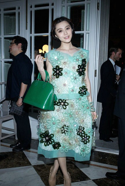 Một khoảnh khắc tuyệt đẹp của "Nữ hoàng thảm đỏ" chỉ với mái tóc tết trái tim rất hợp với khuôn mặt và bộ đầm màu xanh nhẹ nhàng, nữ tính.