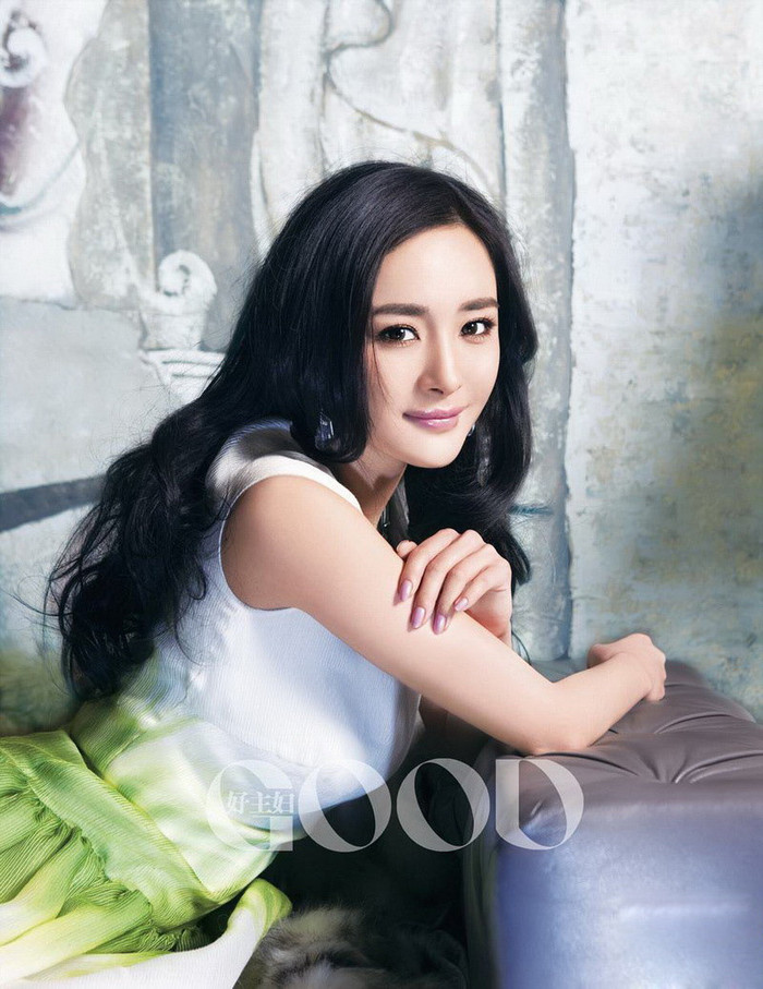 Tư thế chụp ảnh quen thuộc, được rất nhiều sao lựa chọn bởi nó khoe được tư thế nữ tính đầy mê hoặc và gợi cảm của phụ nữ.