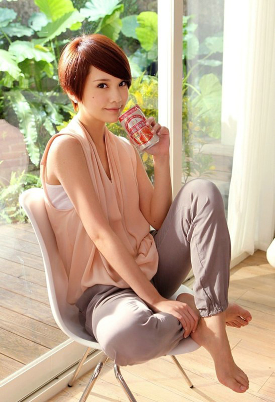 Ai bảo tóc dài mới cuốn hút, nữ tính, một mái tóc tém càng giúp cô nàng Dương Thừa Lâm lôi cuốn hơn bao giờ hết.