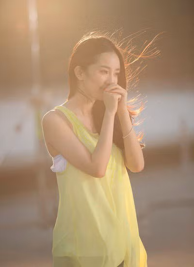 Khoảnh khắc đẹp như mơ trong nắng chiều, tóc gió tung bay của người đẹp Dương Mịch. Khoảnh khắc đẹp như mơ trong nắng chiều, tóc gió tung bay của người đẹp Dương Mịch.