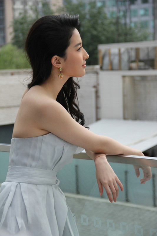 Góc chụp nghiêng khoe được khuôn mặt tuyệt đẹp của "Thiên thần tỷ tỷ" Lưu Diệc Phi.