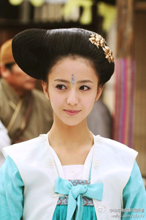 Gương mặt mới nổi trong dàn mỹ nhân cổ trang, Đồng Lệ Á, cuốn hút và ấn tượng với gương mặt nhỏ nhắn, cằm nhọn, mắt to. Gương mặt mới nổi trong dàn mỹ nhân cổ trang, Đồng Lệ Á, cuốn hút và ấn tượng với gương mặt nhỏ nhắn, cằm nhọn, mắt to.