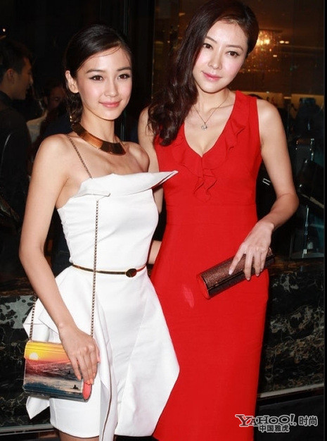 Hùng Đại Lâm với màu đỏ nổi bật cho thấy vẻ đẹp từng trải.