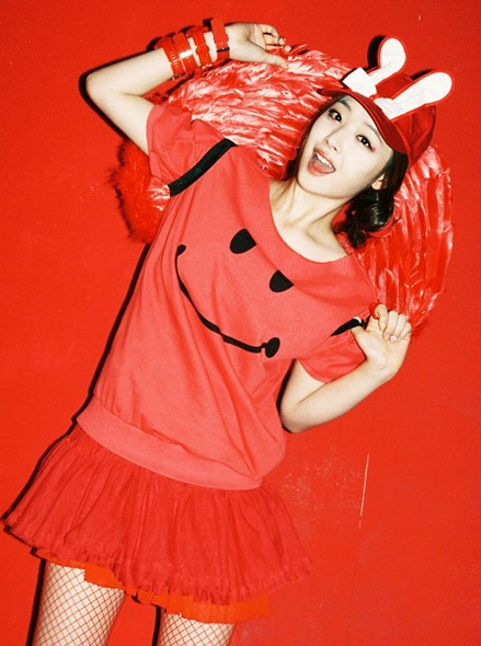 Sulli f(x) xì tin dễ thương với áo phông và váy ngắn.