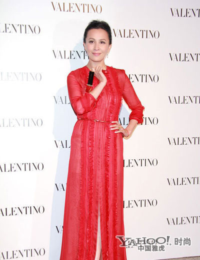 Sự lựa chọn của Lưu Gia Linh rất tinh tế bởi chiếc váy đỏ vừa giúp cô nổi bật vừa cho thấy được vẻ đẹp từng trải của người đẹp U40.