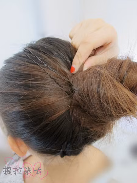 Quấn tròn lại rồi dùng kẹp tăm giữ chặt.