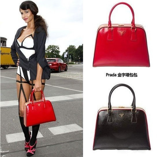 Micaela Schaefer với túi xách đỏ Prada. Micaela Schaefer với túi xách đỏ Prada.