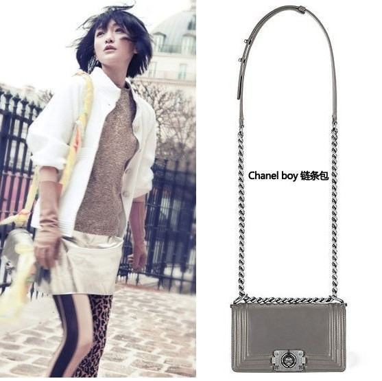 Cùng một kiểu dáng người đẹp Châu Tấn cũng không hề ngại ngùng sắm cho mình đến hai chiếc túi giống hệt nhau. Cùng một kiểu dáng người đẹp Châu Tấn cũng không hề ngại ngùng sắm cho mình đến hai chiếc túi giống hệt nhau.