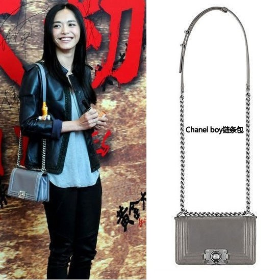 Chanel là thương hiệu nổi tiếng thế giới, có lẽ do đó mà Diêu Thần cũng khá yêu thích chiếc túi xách nhỏ nhắn này. Chanel là thương hiệu nổi tiếng thế giới, có lẽ do đó mà Diêu Thần cũng khá yêu thích chiếc túi xách nhỏ nhắn này.