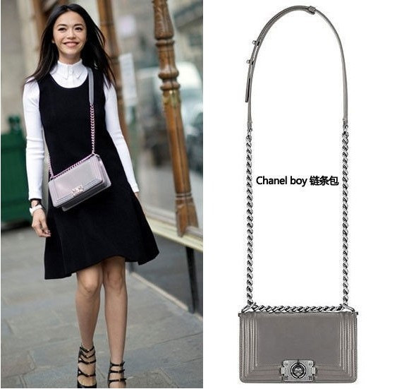 Cũng như Châu Tấn, Diêu Thần cũng sắm cho mình hai chiếc túi xách Chanel boy. Cũng như Châu Tấn, Diêu Thần cũng sắm cho mình hai chiếc túi xách Chanel boy.