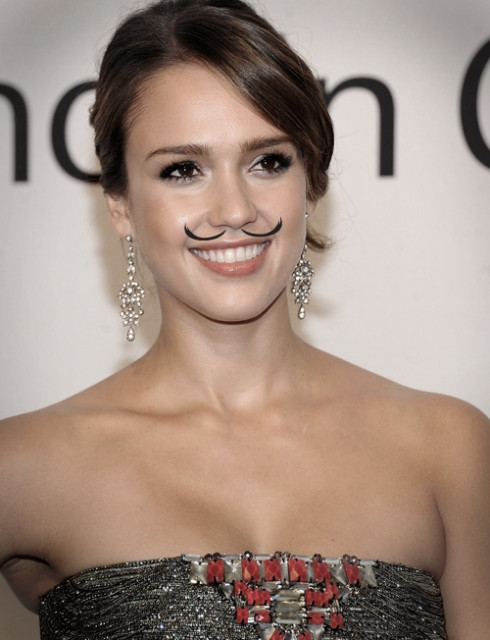 Jessica Alba với mảnh râu vểnh rất đáng yêu.