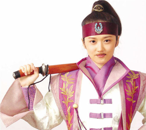 Jang Na Ra rất đáng yêu với bộ râu giả.