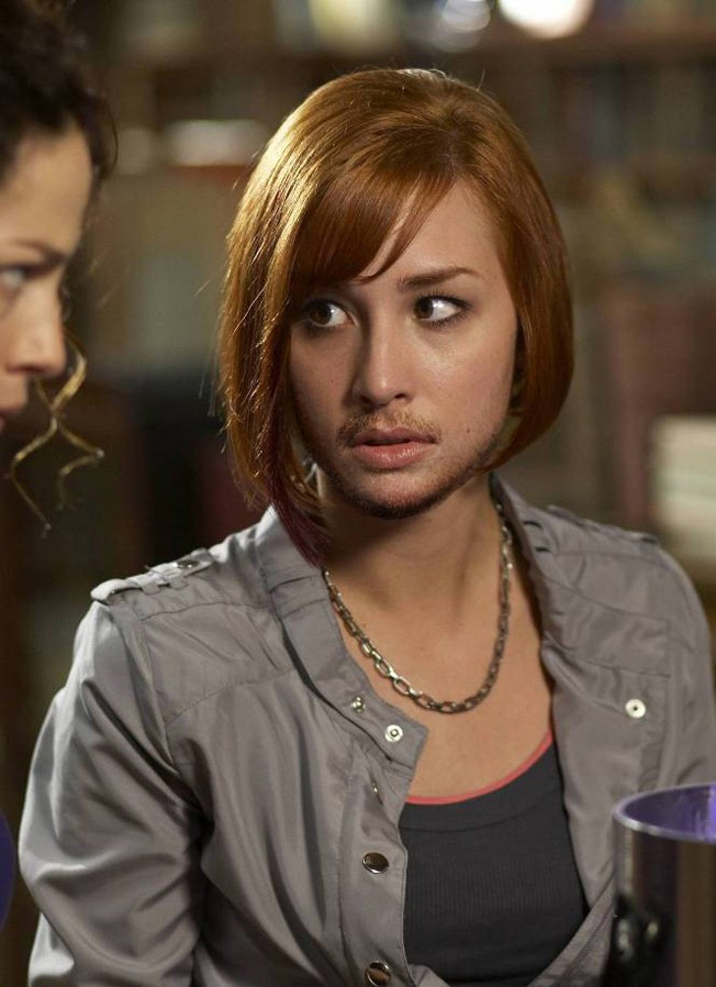 Allison Scagliotti thêm bộ râu "mới mọc" cũng khá ổn.