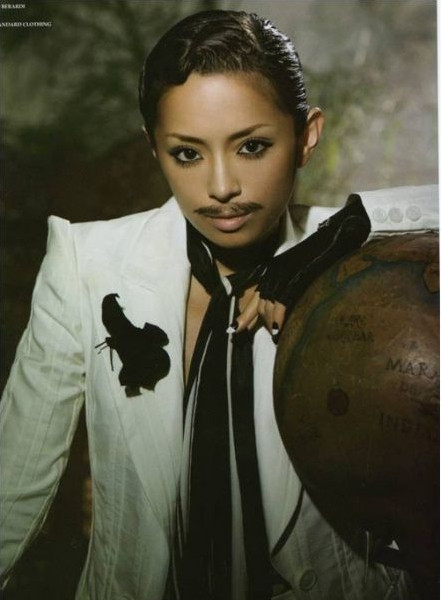 Cô nàng Ayumi xinh đẹp, gợi cảm thay bằng một anh chàng cực kỳ cuốn hút.