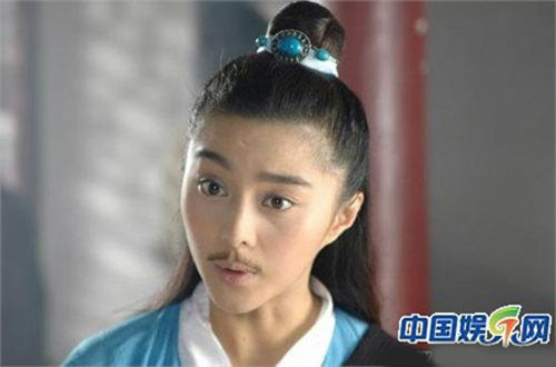 Tóc vấn cao thêm ria mép lại càng khoe khuôn mặt thanh tú của cô.