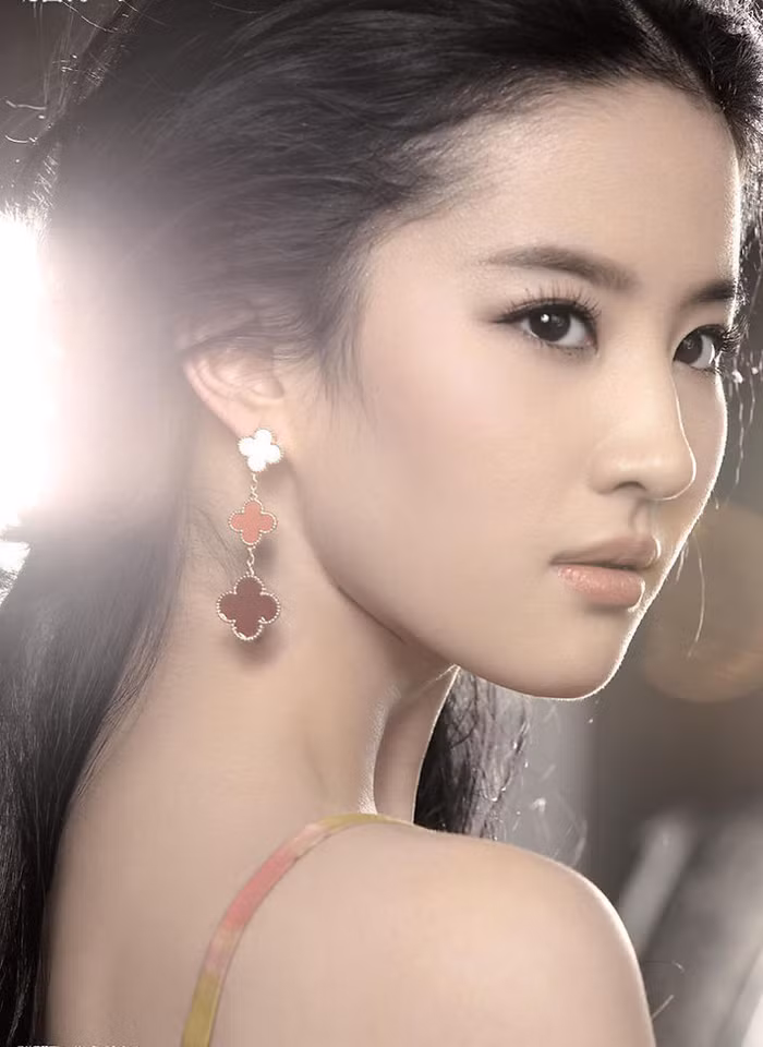 "Thiên Thần Tỷ Tỷ" Lưu Diệc Phi, tham gia vào làng giải trí từ năm 16 tuổi và nhanh chóng được biết đến nhờ một vẻ đẹp thiên thần thánh thiện.