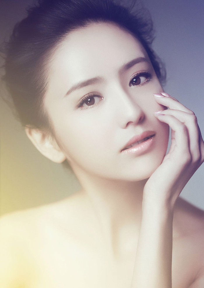 Đồng Lệ Á sở hữu khuôn mặt khá hoàn hảo và cân đối với đôi mắt to, mũi cao và chiếc cằm nhọn cuốn hút. Đồng Lệ Á sở hữu khuôn mặt khá hoàn hảo và cân đối với đôi mắt to, mũi cao và chiếc cằm nhọn cuốn hút.