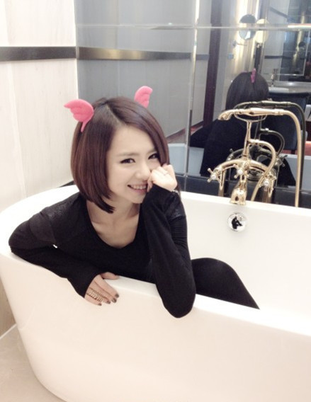 Cô "tiểu thư nhà họ Hạ" Thích Vy nhỏ nhắn, dễ thương. Cô "tiểu thư nhà họ Hạ" Thích Vy nhỏ nhắn, dễ thương.
