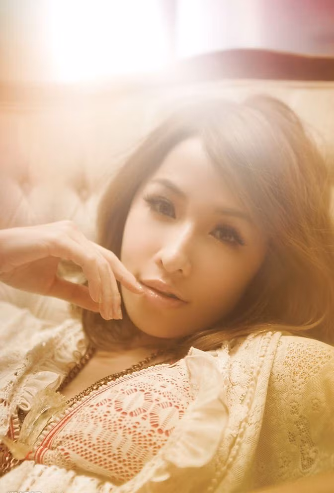 Tiêu Á Hiên sở hữu khuôn mặt rất hiện đại với đôi môi rất quyến rũ.