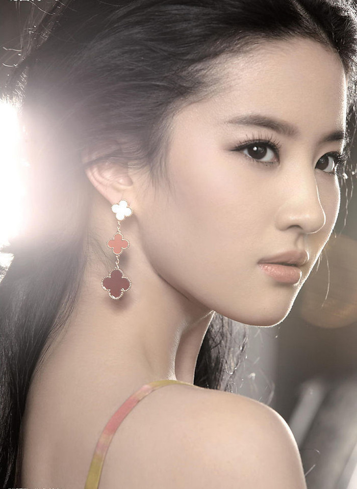 "Thiên Thần Tỷ Tỷ" Lưu Diệc Phi, tham gia vào làng giải trí từ năm 16 tuổi và nhanh chóng được biết đến nhờ một vẻ đẹp thiên thần thánh thiện. "Thiên Thần Tỷ Tỷ" Lưu Diệc Phi, tham gia vào làng giải trí từ năm 16 tuổi và nhanh chóng được biết đến nhờ một vẻ đẹp thiên thần thánh thiện.