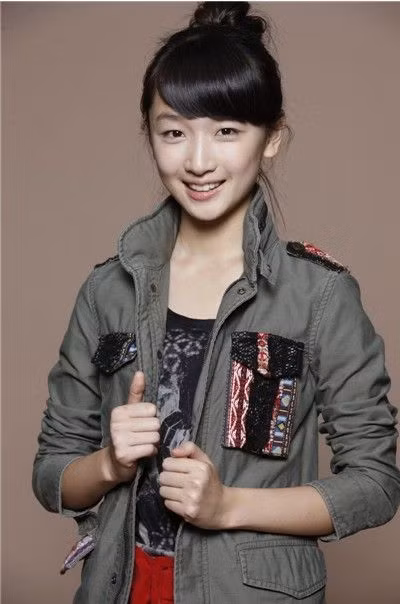 Trong làng điện ảnh hoa ngữ, người đẹp không thiếu, nhưng để sở hữu được một vẻ đẹp thuần khiết như Châu Đông Vũ thì lại rất hiếm.