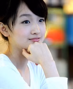 "Miêu Nữ lang" Châu Đông Vũ được nhà đạo diễn tài ba Trương Nghệ Mưu "khai phá" được từ bộ phim "chuyện tình cây táo gai" nổi tiếng một thời.