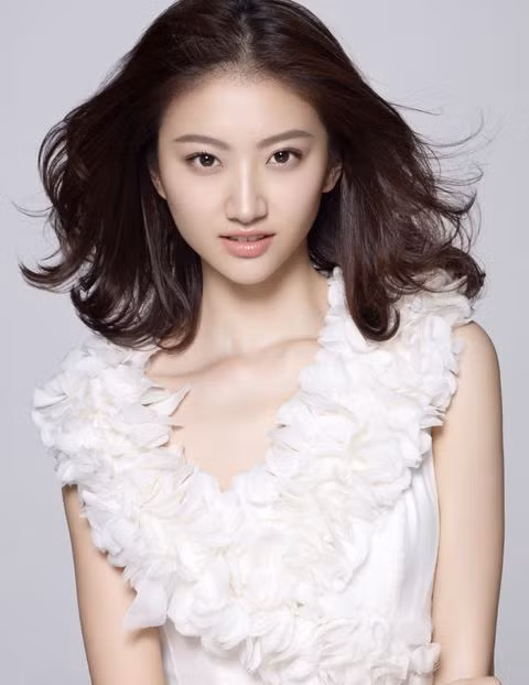 Nổi tiếng từ giảng đường đại học, đặc biệt tài sắc của cô càng được nhấn mạnh hơn qua vai diễn Điền Tịch trong "Chiến Quốc" với nhà quân sư lỗi lạc Tôn Tẫn.