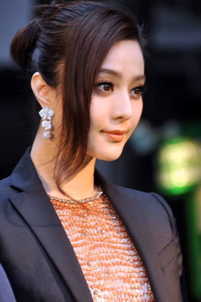 Đẹp kiêu sa, thanh thoát với gương mặt tiêu chuẩn cằm nhọn, mũi cao, mắt to.