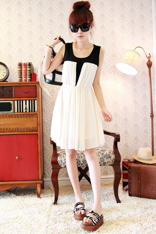 Hai màu trắng đen luôn rất nổi bật giúp người mặc ấn tượng.