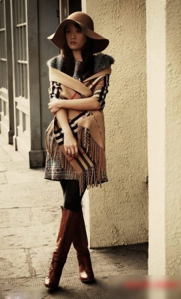 Chọn phong cách thời trang sành điệu cho mùa thu đông với váy len, quần tất, bốt cao cùng khăn choàng.