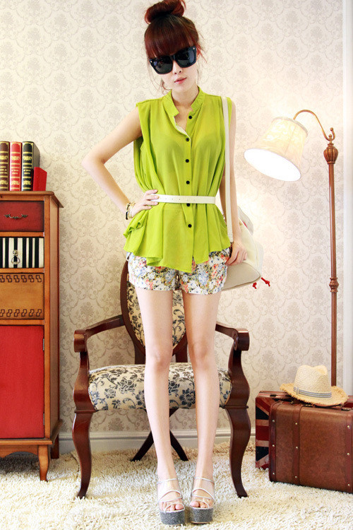 Quần soóc và sơ mi thắt eo phối hợp với nhau rất thời trang.