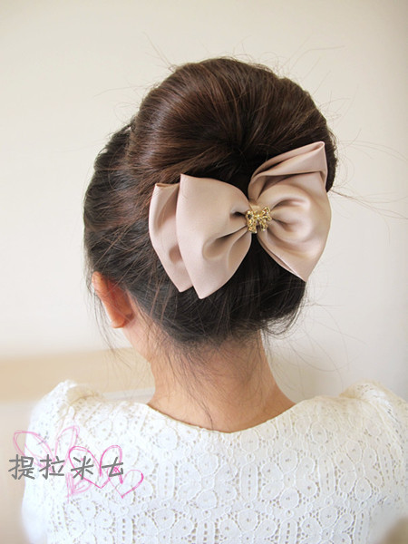 Thêm nơ ở phía dưới để nâng mái tóc đồng thời không cho bối tóc bung ra. Chúc bạn thành công. Thêm nơ ở phía dưới để nâng mái tóc đồng thời không cho bối tóc bung ra. Chúc bạn thành công.