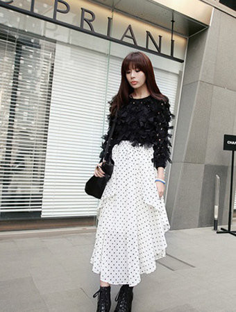 Váy dài lưng cao sẽ cho mọi người ảo giác về độ dài của đôi chân.