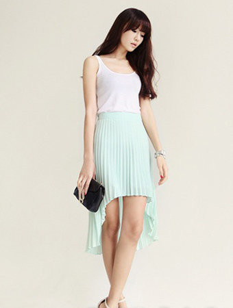 Những chiếc váy tà sau dài hơn tà trước là kiểu hợp nhất cho bạn khoe đôi chân dài miên man.