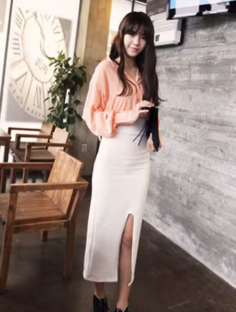 Không chỉ váy ngắn mới gợi cảm và có tác dụng khoe chân thon dài, nếu sở hữu một dáng người chuẩn thì những chiếc váy dài bó sát xẻ cao càng giúp bạn cuốn hút hơn.