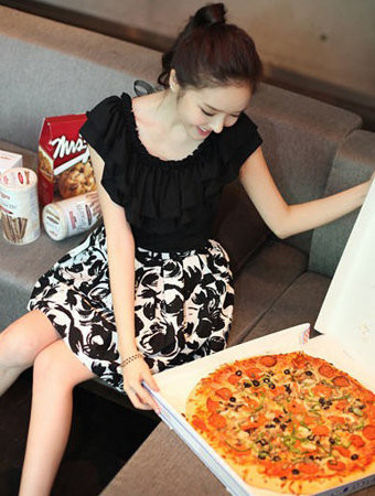 Váy hoa bồng bềnh, mềm mại nữ tính.