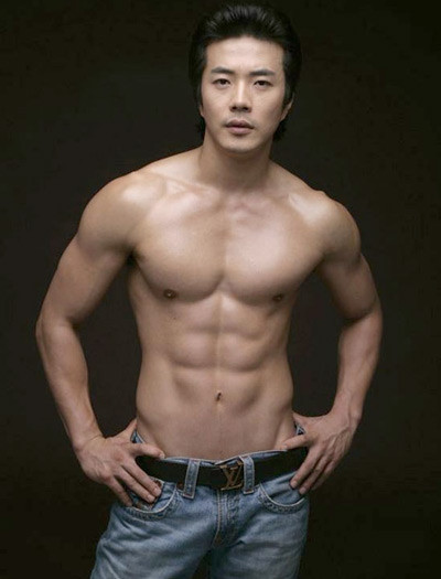 Tài tử Kwon Sang Woo lôi cuốn với nét đẹp trai khác biệt của đôi mắt một mí. Tài tử Kwon Sang Woo lôi cuốn với nét đẹp trai khác biệt của đôi mắt một mí.