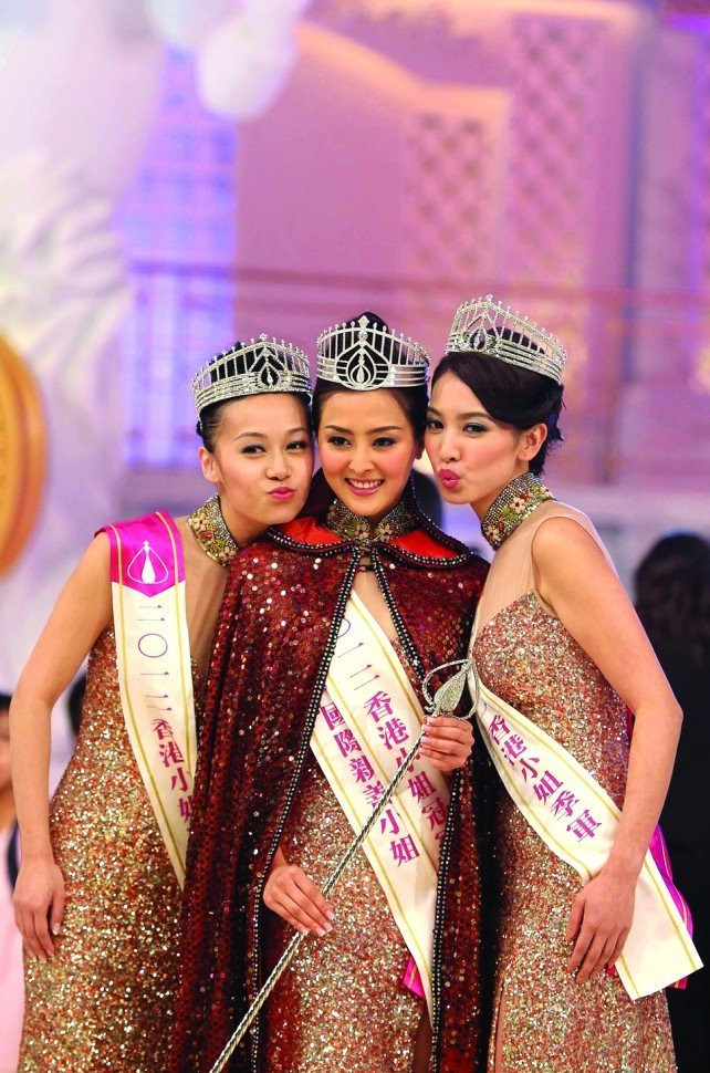 Top 3 Hoa hậu Hông Kông 2012: Huỳnh Tâm Hinh, Trương Danh Nhã, Chu Thiên Tuyết (từ trái sang). Hoa hậu Trương Danh Nhã bị mọi người chê là "nấm lùn" khi chỉ cao 1m62. Top 3 Hoa hậu Hông Kông 2012: Huỳnh Tâm Hinh, Trương Danh Nhã, Chu Thiên Tuyết (từ trái sang). Hoa hậu Trương Danh Nhã bị mọi người chê là "nấm lùn" khi chỉ cao 1m62.