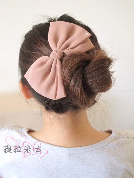 Chuẩn bị một chiếc nơ to bản đơn giản để cài thêm cho mái tóc thêm xinh.