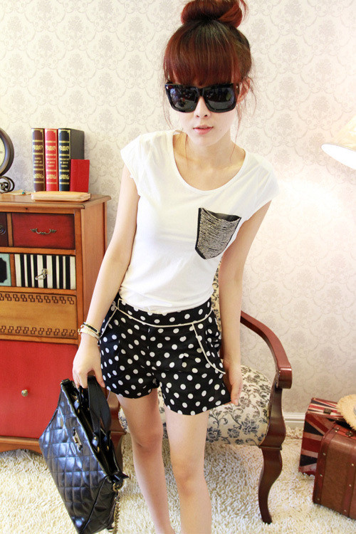 Quần soóc và T-shirt giúp bạn thể hiện hình tượng hiện đại, năng động.