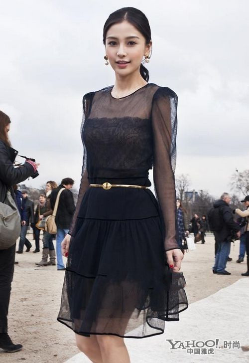 Những lúc cần tham gia tiệc sang trọng, hãy chọn cho mình bộ đầm đen tuy cuốn hút nhưng vẫn rất thanh lịch như Angela Baby. Những lúc cần tham gia tiệc sang trọng, hãy chọn cho mình bộ đầm đen tuy cuốn hút nhưng vẫn rất thanh lịch như Angela Baby.