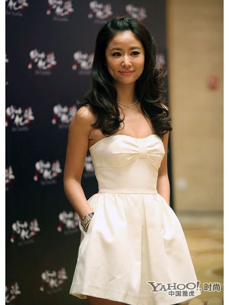 Lâm Tâm Như xinh xắn với váy trắng nhẹ nhàng, lịch sự và trẻ trung. Lâm Tâm Như xinh xắn với váy trắng nhẹ nhàng, lịch sự và trẻ trung.