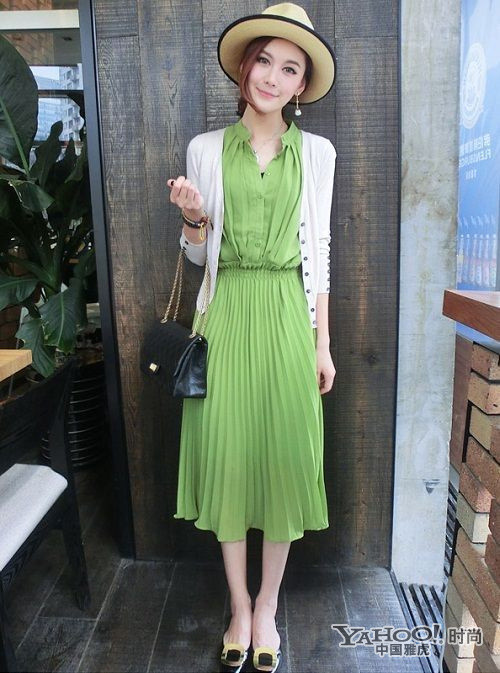 Váy xanh trang nhã cùng áo khoác màu sữa giúp bạn dễ thương hơn. Váy xanh trang nhã cùng áo khoác màu sữa giúp bạn dễ thương hơn.