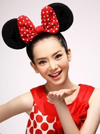 Một khuôn mặt thon nhỏ sau nghi án gọt cằm. Một khuôn mặt thon nhỏ sau nghi án gọt cằm.