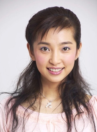 Có thể thấy được hai bên má cô bành to. Có thể thấy được hai bên má cô bành to.